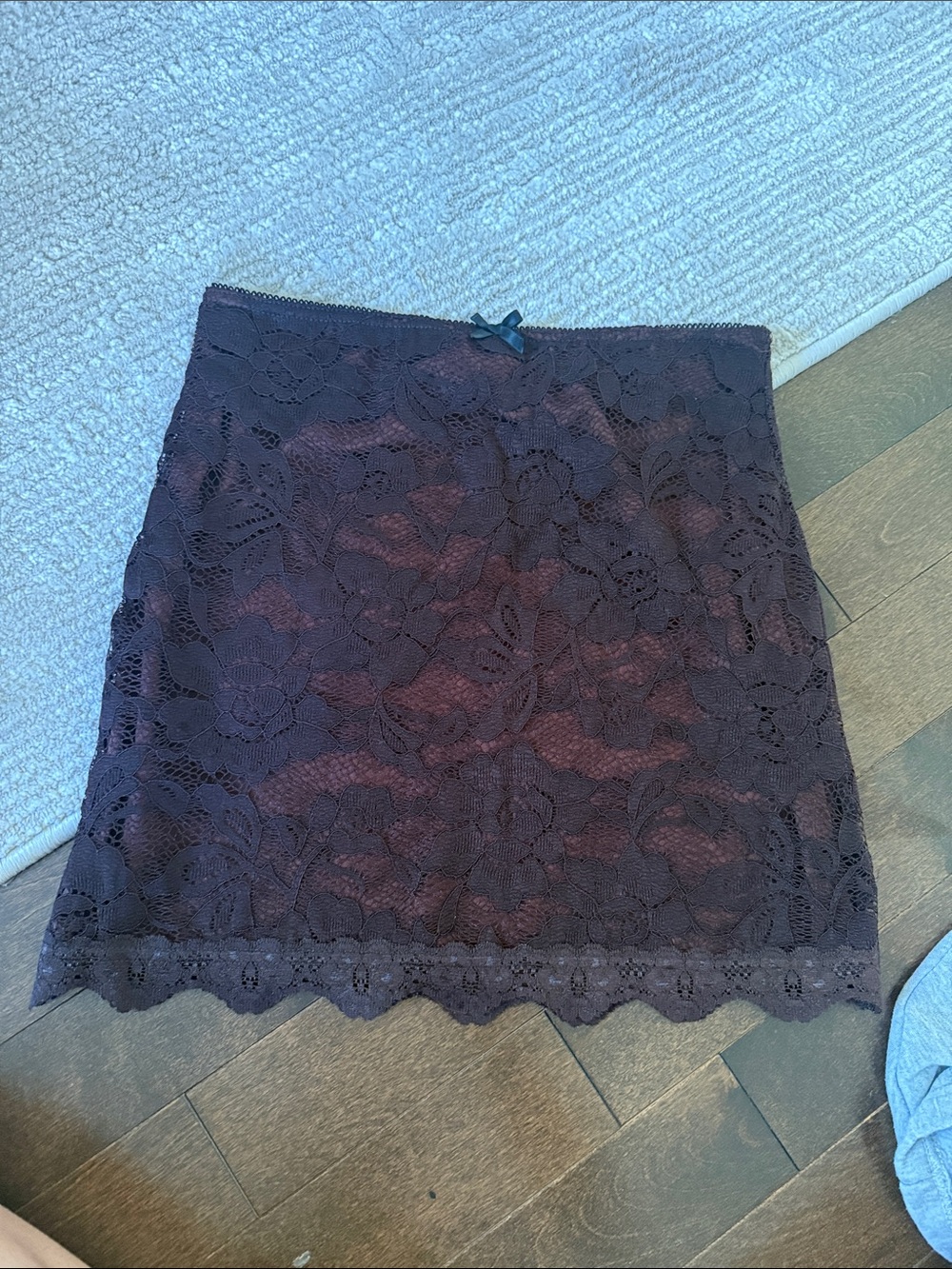 Women's Lace Overlay Pencil Skirt - Burgundy